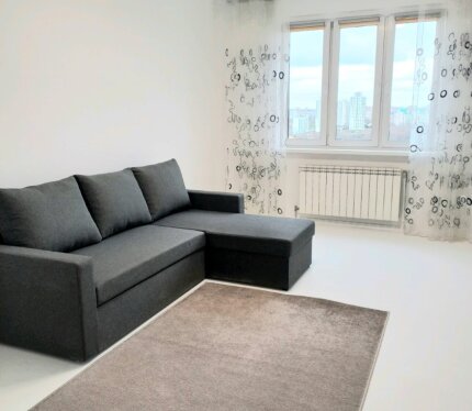 Сдается на длительный срок семье без детей и животных или под "спокойную" офисную деятельность (мебель тогда вывезу) видовая угловая квартира на последнем 17 ом этаже. Потрясающие пейзажи на лесопарк Медвежино и Храм. В квартире только-что закончен ремонт. Залог является обязательным условием. В квартире никто не прописан.