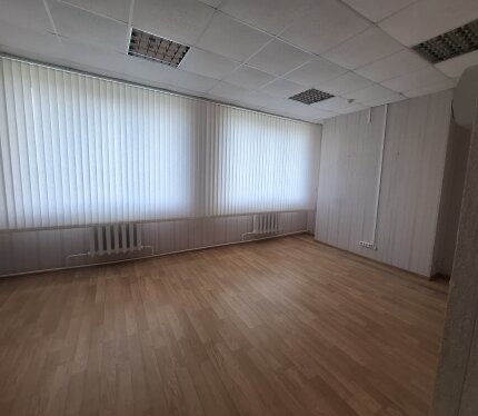 Сдаем офисы в аренду площадью 16,2 кв.м., 21,8 кв.м., 17,2 кв.м., 10,3 кв.м., 38 кв.м. с предоставлением юридического адреса в д. Боровляны. Рядом расположен магазин "Соседи".