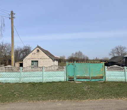 Продам чистый участок с домом в п. Дризгаловича. Находится в 10мин езды от города. По улице имеется центральное газоснабжение. Есть колодец.