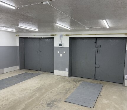 Сдаётся двойной гараж 36 м² в ГК Ландыш на длительный срок по договору, залог в размере 400р. Просторный бокс с двумя смотровыми ямами и одним подвалом — идеально для мастерской или хранения Всё готово к работе: есть электричество,новая проводка, буржуйка для тепла, сделан свежий ремонт, крыша не течёт,потолок утеплён пенопластом и подшит ОСБ. Кооператив находится в городе, удобный подъезд Звоните, чтобы закрепить за собой это выгодное предложение