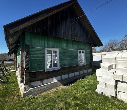 Расположение и подъезд: 70 км от Минска по трассе Минск-Гродно. Отличные подъездные пути — асфальтированная дорога до самого дома. Хорошее транспортное сообщение: маршрутка от Каменной Горки ходит 4 раза в день.