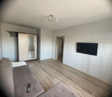 Сдается двухкомнатная квартира на длительный срок по договору аренды. Квартира после ремонта. В квартире прописан один человек, низкие коммунальные платежи. В квартире есть все необходимое (стиральная машина, СВЧ-печь, газовая плита, электрический духовой шкаф, высокоскоростной Wi-Fi, мебель, по договорённости установим посудомоючную машину) все новое. В подъезде установлен новый лифт. Дом расположен в тихом районе - рядом все необходимое: магазины, ТЦ. Только без животных.