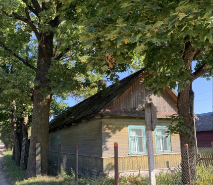 Дом рядом с остановкой электрички.