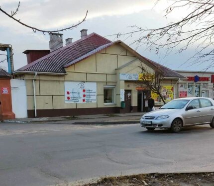 Продаётся изолированное торговое помещение на рынке «АвтоСтройПрестиж» (р н ул. Орджоникидзе) по адресу: Могилевская обл., г. Бобруйск, ул. Минская, 123. Помещение расположено в центральном ряду на 1 этаже одноэтажного здания 2013 года постройки. Удобная витринная фасадная зона и отдельный вход обеспечивают хороший поток посетителей и видимость с прохода рынка.
