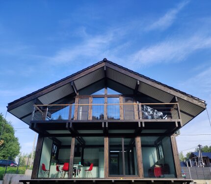 Современный фахверковый дом в живописном месте рядом с озером Вяча, 100% готовность. Построен специализированной организацией с большим опытом. Контроль качества и фотоотчёты по каждому этапу строительства. Дом очень теплый и уютный. До озера Вяча 5 минут пешком, до Минска 10 минут на машине. Асфальт до дома, Интернет оптоволокно. Построен из дорогих качественных материалов: клееный брус, натуральная черепица, лестница из дуба, деревянные окна и двери, двери ROTO, сантехника GROHE, Lavinia Boho