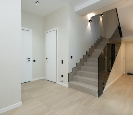 Современный коттедж в Раубичах с панорамным видом на водоём