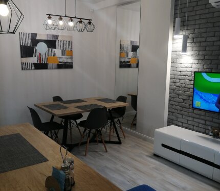 ЦЕНТР, 2-х комнатная квартира ул.Миронова 2/5 эт, без балкона, рядом ЦУМ. Мебель, техника, посуда , интернет, большая гардеробная. Только для 1-2-х взрослых БЕЛОРУСОВ без животных. За месяц платёж 1100 руб+коммунальные, они минимальные, так как 1 чел прописан и счётчики. Залог возвратный не менее 700 руб ОБЯЗАТЕЛЬНО!