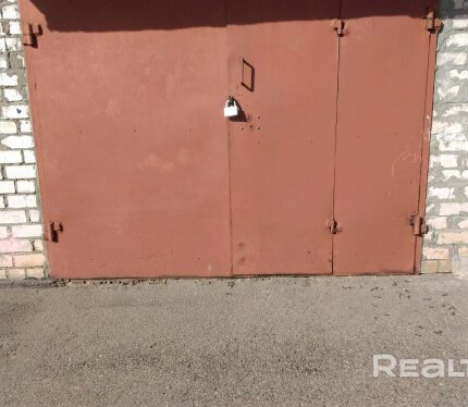 Сдается гараж на длительный срок по улице Будславская 21. Площадь гаража 40 м2: основной этаж 20 м2 и подвал с ямой 20 м244. Сухой и комфортный с хорошей вентиляцией. Удобное месторасположение, 400 метров до молодого и стремительно развивающегося района "Северный берег". Напротив в проезде нету других гаражей (не будет заставлено машинами, удобный заезд)