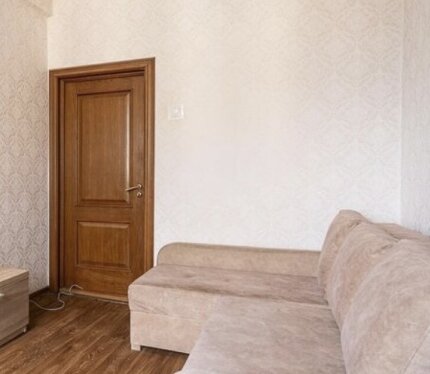 Комната в аккуратном состоянии со всей необходимой мебелью и бытовой техникой, есть интернет.