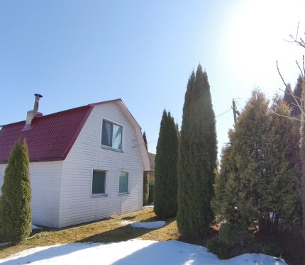 Уютный дачный дом с ухоженным участком в 15 км от Орши и 50 м от Днепра! Недалеко лес, 600 м от участка. До садового товарищества ведет асфальтированная дорога. На участке — беседка, большое помещение для хранения инвентаря, плодовые деревья. В доме: стеклопакеты, спутниковое ТВ, ловит мобильная связь. Кухня расположена на веранде. Отличное место для спокойной жизни и отдыха! Об условиях: 1) Аренда по договору (от месяца). 2) Залог в размере месячной платы (залог возвращается после выселения)