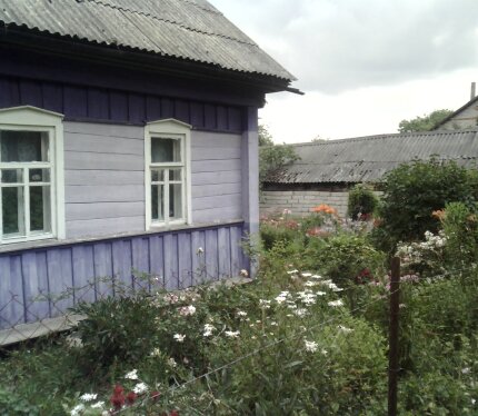 Устали от городского шума и суеты? Дом в спокойном районе — идеальный выбор для жизни! Дом, где вы сможете наслаждаться спокойствием и свежим воздухом, не уезжая далеко от города! Представьте: утром — прогулка вдоль реки (всего 15 минут от дома), вечером — лёгкий путь в центр города (10 минут пешком) за покупками или на встречу с друзьями. Если заинтересовало, звоните. Или пишите в мессенджеры.