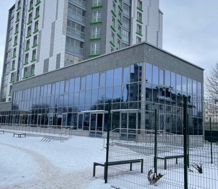 Сдается изолированное нежилое помещение в аренду, площадь 288,2 м2. 2 этаж 2-этажного здания по ул. Лазаренко, 63. Без ремонта. Cан. узел, отопление, электричество, парковка, пандус. Отдельный вход с центральной стороны здания. Возможна продажа.