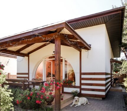 Уютная баня на дровах для истинных ценителей пара (до 6 чел.)Приглашаем вас на качественную перезагрузку! Наша баня создана исключительно для оздоровления и парения, а не для шумных застолий с алкоголем. Что вас ждет:Правильный мягкий пар (печь на дровах).• Парная расположена прямо в доме.• Полный комфорт: к вашим услугам кухня, уютная зона отдыха и все удобства для жизни.Идеально для семейного отдыха или узкого круга друзей.Чистота, тишина и душевность гарантированы! Приезжайте! Вам понравится!