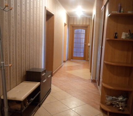 Сдам на длительный срок большой кирпичный дом в Ратомке,6 км от МКАД по молодечненскому направлению.2 этажа,6 комнат до 10 спальных мест.все коммуникации,с мебелью и бытовой техникой, скоростной интернет, посуды и постельная принадлежность.большая кухня с обеденной зоной,зал с писаниной и большим ТВ, спортзал с настольным теннисом . ухоженный участок ,газон с спортивной площадкой.рядом лес,речка,пруд , магазины и остановки маршрута.2500 р за месяц.можно командирочным ..любая форма оплаты