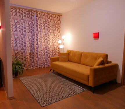 Сдается 2 комнатная квартира со всем необходимым, на длительный срок. В центре, недалеко от ст.м. Площадь Победы и Якуба Коласа. Рядом с домом есть всё самое необходимое: уютные улочки со своей историей и атмосферные места. Для получения подробной информации и для записи на просмотр звоните по указанному номеру в объявлении, а также можно написать в любой удобный мессенджер.