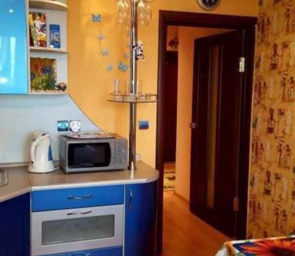 ТЕПЛАЯ 1-комнатная квартира с мебелью и техникой, улица Актюбинская 9 этаж, отличное расположение в тихом месте города, с прекрасным видом со всех окон, район Ж/Д вокзала. Посуда и интернет есть. Белорусам без животных, за месяц платеж 650 руб +коммунальные платежи, они минимальные, так как 1 человек прописан и счетчики. Залог 300 руб ОБЯЗАТЕЛЬНО!