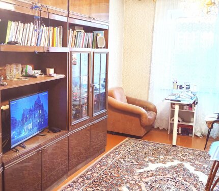 Квартира 3х ком на удобном 3м этаже в экологически чистом районе Гродно. В шаговой доступности лес парковая зона отдыха, р Лососянка недалеко оз Юбилейное, а также всё необходимое для комфорта. ТЦентры м-ны: Маяк Грошык и др, мини-рынок почты аптеки сберкассы садики школы гимназия автозаправка и заряд станция для элек/мобилей. Отличное транспортное сообщ в любом направлении. Ухоженный двор, красивый вид. Около дома парковочные места. Квартира требует ремонта в вашем вкусе. Документы в порядке! 