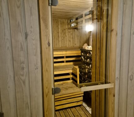 Уютная небольшая баня на дровах на компанию до 6 человек в агроусадьбе "Солнечная" приглашает попариться. Барбекю, беседка. Стоимость бани: 1 час - 35 рублей, от трёх часов. Подробности по телефону. Находимся в 15 км от центра Бреста, между Брестом и Беловежской пущей Шумным компаниям не сдаётся, только взрослым от 21 года