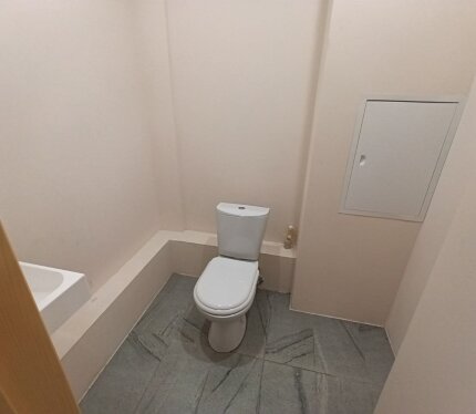 Сдаётся тёплая и светлая двушка в шаговой доступности от метро «Каменная горка» на 15 этаже с прекрасным видом на город. Рядом с домом есть крытый паркинг, есть парковочное место на 4 этаже из 6 этажного паркинга за дополнительную плату в месяц. Три лифта, два из них грузовые. Хорошие, дружные соседи. Отличная просторная и очень светлая квартира, открывается шикарный вид на весь город. В квартире аккуратный ремонт, есть все необходимое