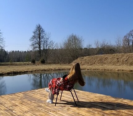 УЮТНЫЙ ХУТОР Сдаю уютную баню на отдельном участке без соседей. Главные фишки: Панорамное окно в печи: наслаждайтесь видом на огонь и природу во время прибывания. Свое озеро: освежитесь сразу после бани — выход к воде прямо с участка. Всё включено : забудьте о сборах! Мы подготовили всё за вас: свежие веники, угли для мангала, розжиг, решетка, шампуры, полотенца, шапочки и постельное белье. Полный комплект: есть вся необходимая посуда, приборы и мангальная зона для вашего идеального ужина.