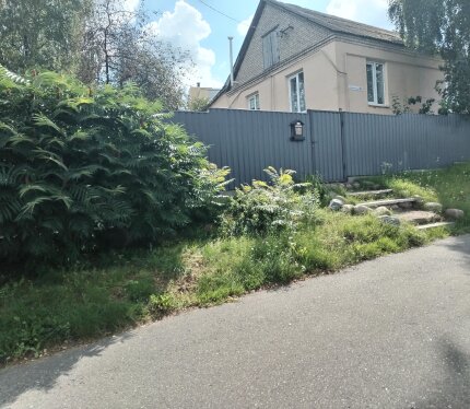 Полдома(юридически отдельный жилой дом) и участок 9 соток в частной собственности с экслюзивными панорамными видами в престижном пригороде Минска!3км от МКАД, 4 минуты езды на машине.Расположение-центр Боровлян.В доме 2 комнаты, котельная-санузел, кухня, 