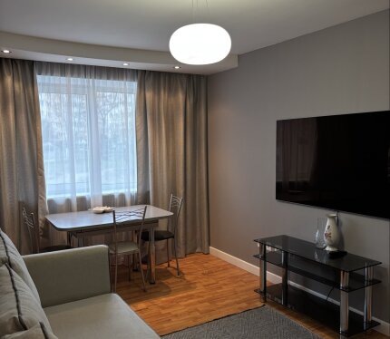 ✨ Уютная квартира для комфортной жизни на длительный срок ✨ Предлагается в аренду светлая и продуманная до мелочей квартира после свежего косметического ремонта. Пространство идеально подойдёт для тех, кто ценит удобство, функциональность и домашний уют. В квартире — две изолированные спальни, просторная кухня-столовая, две гардеробные. Совмещённый санузел оборудован современной душевой кабиной. Квартира готова к заселению и ждёт аккуратных жильцов! Торг)