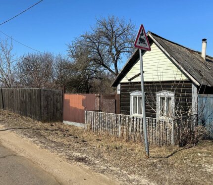 Продается дачный участок в агрогородке Иваки. Расположен в 50 метрах к станции. Для просмотра участка и дополнительной информации прошу звонить по указанному номеру.