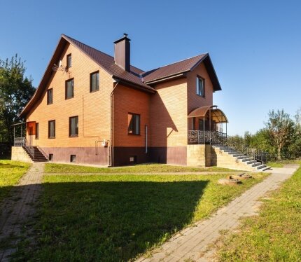 Продаётся современный коттедж с гостевым домиком и баней.