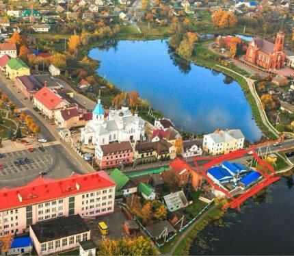 Сдается помещение в самом центре г.Поставы, (площадь торгового зала 53,9 кв.м) в оживленном, проходном месте, на берегу и с видом на реку Мяделка. Постоянный трафик обеспечивается за счет нахождения возле главной площади города на центральной улице. Возможно размещение любого торгового объекта, сферы услуг, общественного питания. 