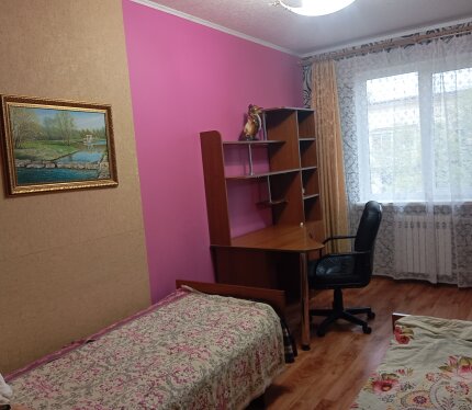 Не проходная комната...В десяти минутах от метро.Для парня или девушки.В соседней комнате живёт парень.В комнате кровать,шкаф,стол.