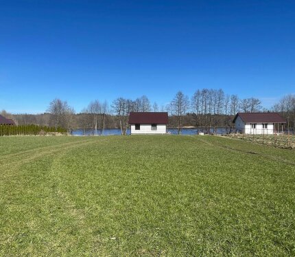 Участок 48 соток на берегу озера и два строения. Продается участок с прямым выходом к озеру. До воды 10 метров, доступ только с вашего участка. Ровной формы, ухожен. На участке два строения - бревенчатый сруб и каркасный дом с санузлом, 2-мя спальнями. К каждому дому - 4 кВт в трехфазном режиме. Место очень тихое, спокойное. Для любителей тишины, уединения, комфорта.