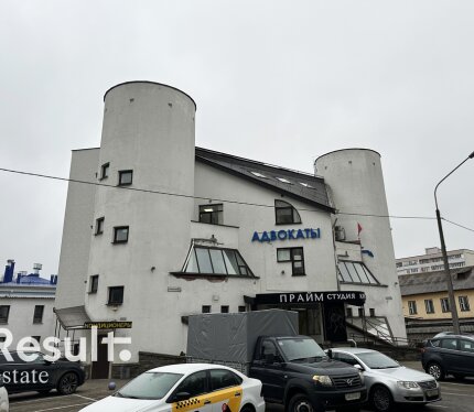 Изолированный блок площадью 286.7 кв.м., включает 14 комнат (все с естественным освещением), собственный коридор и зона ресепшена, блок санузлов, комната приема пищи с кухней (вода, канализация).