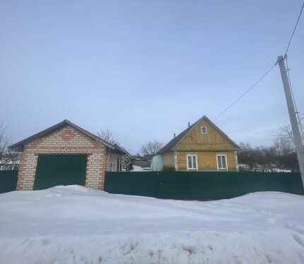 Продается жилой дом площадью 69,4 м2 в а/г Кухчицы Клецкого р-на Минской области в 6 км от г. Клецка Участок 20 соток небольшим садом с плодовыми деревьями На участке есть гараж, сарай и другие хоз.постройки В доме печное отопление, вода проведена в дом Г