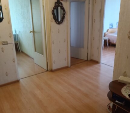 Продается трёхкомнатная квартира в железнодорожном районе г. Гомеля. Комнаты изолированы. Имеется три балкона. В доме есть лифт. В пешей доступности магазины, школа, детсад, поликлиника, спортивные объекты, рынок, ресторан, кафе, транспортная доступность. Один собственник. Прямая продажа.