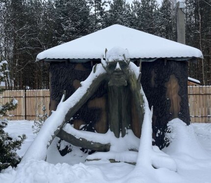 Дом , баня , купель , бильярд , беседки , мангал . У нас сказочное место, Вам очень понравится приезжайте и проверяйте как же круто у нас . Вы кайфанете на миллион процентов .♥️ Стоимость 500-600-700 рублей до 14-17 человек . Банька и купель входит в стоимость☺️😁! 