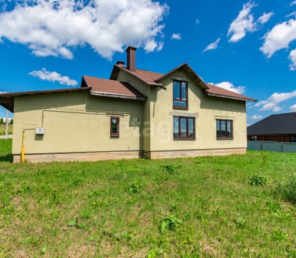 Продаётся современный  дом под чистовую отделку с коммуникациями в 3 км от Ракова