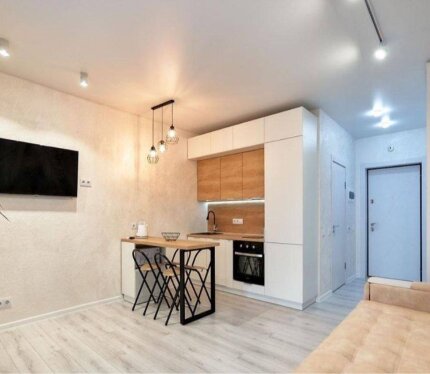 Сдаётся 1-комнатная квартира в Минск-Мир по ул.Левина, 9 (9/25 этаж). Квартира меблирована и готова к заселению (доступна к просмотру с 20.04). Встроенная кухонная мебель с бытовой техникой: варочная панель, духовой шкаф, вытяжка, посудомойка, холодильник. Кондиционер. Вместительные шкафы в прихожей и на балконе. Напротив большой магазин Санта, аптека, банкоматы, остановка общественного транспорта. До метро 15 минут пешком. Предоплата+ коммунальные услуги. Без животных. Собственник.