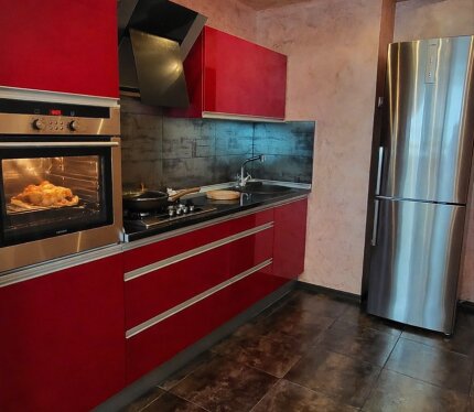 В квартире выполнен качественный ремонт с использованием современных материалов. Расположение на втором этаже гарантирует удобство и комфорт. В каждой комнате — теплый и стильный паркет, который придает уют и тепло. Просторная кухня оснащена качественной техникой, что сделает процесс приготовления пищи комфортным и приятным. Особенность квартиры — ванная комната с гидромассажной ванной, где вы сможете расслабиться после трудового дня. Отличная транспортная доступность и инфраструктура рядом.