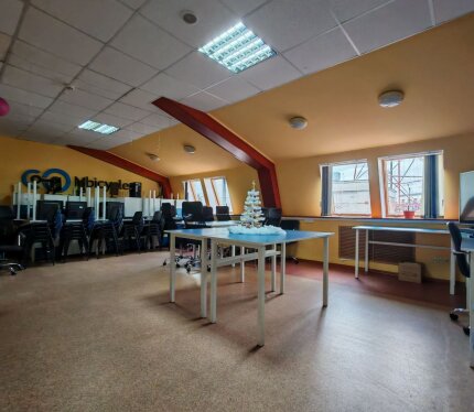 Сдается в аренду офисное помещение в центре Гомеля . Площадь : 200 кв.м. (170 - офис + 30 - коридор , вспомогательное помещение , балкон). 2й этаж отдельно стоящего 2х этажного здания . Закрытый дворик. Вход по чипам. Рядом остановка общ.транспорта .