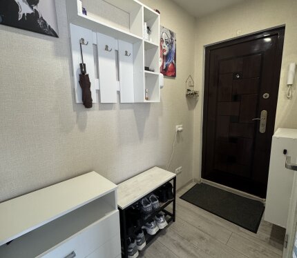 Продается готовая к проживанию двухкомнатная квартиру ,была перепланировка ,официально зарегистрирована ,оформлена под гардероб ,но в целом может использоваться на ваше усмотрение и личные нужды.В спокойном советском районе на Барыкина 80А Со всеми удобствами рядом ) сад,школа ,поликлиника ,тц мандарин,сквер Шевченко ,кинотеатр Октябрь,строительный магазин Билд ,парковка перед домом и за ним.От центра города 10 минут ,до остановки 2 минуты пешком.В 2022 был капитальный ремонт дома. Торг.