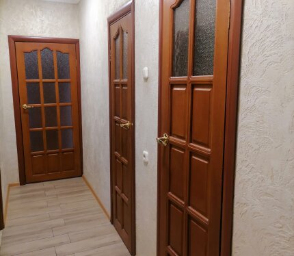 Квартира в шаговой доступности от торгового центра Тринити.Чистый подъезд, хорошие соседи.В квартире есть все необходимое для комфортного проживания.Сдается по договору на длительный срок семье без домашних животных.