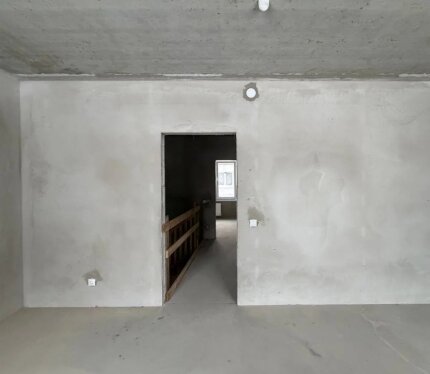 Двухуровневые квартиры в таунхаусах — это ваш личный уголок с отдельным входом, где никто не проходит мимо окон. Никакого шума соседей сверху, только ваше пространство. Вот что вас ждет: Свой участок земли — для шашлыков, цветов или утреннего кофе на траве. Парковка прямо у входа — никаких долгих прогулок от машины. Продуманная планировка и современные материалы — заезжай и живи. Это современная архитектура, качественная отделка и близость к природе. Идеально для семьи или тех, кто ценит тишину 