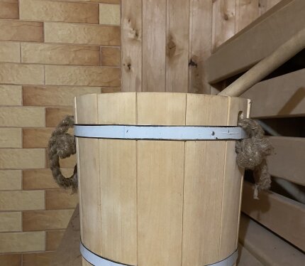 Баня, 26 км от МКАД Сауна, помывочная с душем, комната отдыха 25м2, веники, простыни, средства личной гигиены, травяной чай, питьевая вода, посуда. По запросу: Организация горячего питания. Приготовление блюд на открытом огне. Аренда беседки, мангала, русской печки. Банкет под ключ в бане либо в основном доме.