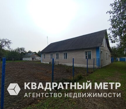 Продается жилой дом в г.Березовка Лидского р-на. Дом бревенчатый, облицованный кирпичом, площадью 144,6 кв.м. Участок площадью 0,15 га на праве пожизненно наследуемого владения. Участок ровный, огорожен сеткой рабицей.