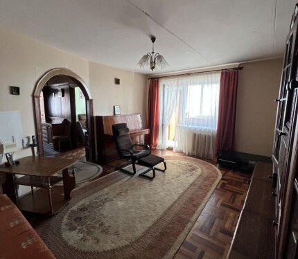 Сдается просторная трехкомнатная квартира от собственника. метро «Слуцкий Гостинец» 8 минут пешком «Корона» в 5 минутах ходьбы Кирпичный дом с консьержем пассажирский и грузовой лифты. Оплата первого месяца + залог (100% месячной ставки). Возможность улучшения квартиры с учетом арендных платежей (мелкий ремонт, покупка посудомоечной машины) Квартира сдается только семейной паре. Можно с детьми. Риелторам и посредникам просьба не беспокоить. Пишите пожалуйста на WHATS APP