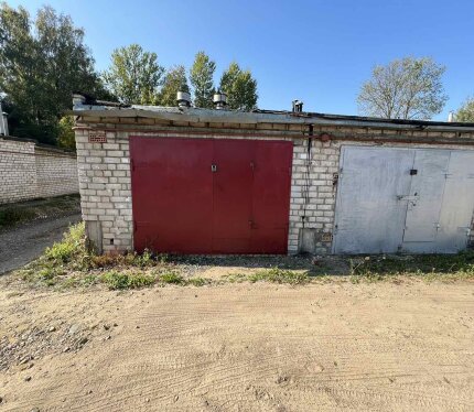 Продается гараж кирпичный площадью 19.7 кв.м в ГСК " Юбилейный -2", в 5 минутах ходьбы от остановки " Станция диагностики". Фундамент и перекрытия железобетонные, пол бетонный, имеются смотровая яма, погреб площадью 17 кв.м, система вентиляции. Есть техпаспорт и свидетельство о регистрации