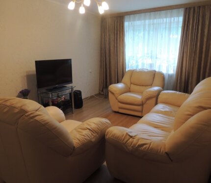 Продаётся 4- комнатная квартира на 1 этаже 9-этажного кирпичного дома . Дом построен в 1976 г. Общая площадь- 80,75 м Комнаты - 18,16; 13,20; 18,79; 11,57 Кухня - 6,04 Лоджия Лифт Домофон Сигнализация Высота потолков- 2,5 метра. Санузлы раздельные. Есть сухой подвал. Все окна - деревянные двухкамерные стеклопакеты. На полу ламинат (лежит на фанере). Лоджия застеклена, деревянная рама. Расположен в 15 мин езды до центрального вокзала. Рядом 4 остановки, магазины, школы , детсады,поликлиника.