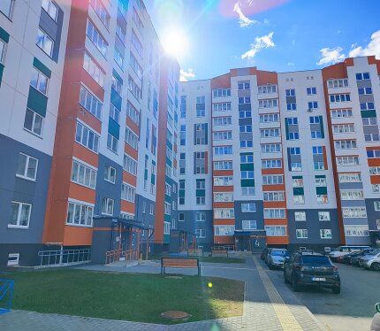 Продается 2-ух комнатная квартира в новом панельном доме. 6 этаж из 10. Лифт с 0 этажа. Не угловая квартира. Окна выходят на одну сторону. Лоджия и балкон. Везде окна ПВХ с замком от детей. Раздельный санузел. Квартира готова к воплощению ваших идей. Агенства не беспокоить!!! Просмотр квартиры возможен с 1 мая