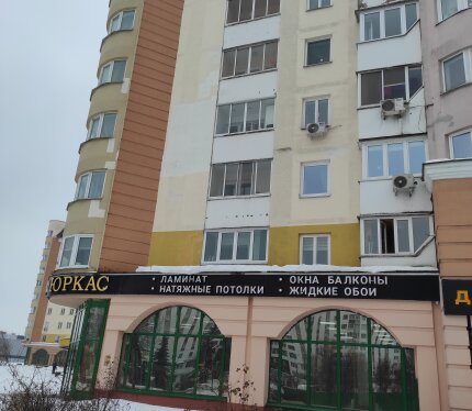 Сдается стильная квартира в элитном доме в центральном районе города. Квартира светлая просторная и уютная с высокими потолками. Сделан свежий ремонт. Имеется вся мебель (новая) необходимая для жизни. Техника: кондиционер, духовой шкаф, индукционная плита, холодильник, эл. чайник, печь СВЧ, стиральная машина. Очень удобное расположение. В шаговой доступности ТЦ Трио, Омега, Мега, рядом остановка общественного транспорта.Парковка: закрытая территория со шлагбаумом. сдается с заключением договора