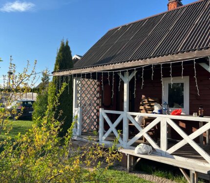 Маленький домик в скандинавском стиле, со всем необходимым для жизни и отдыха в тихом месте на краю деревни.